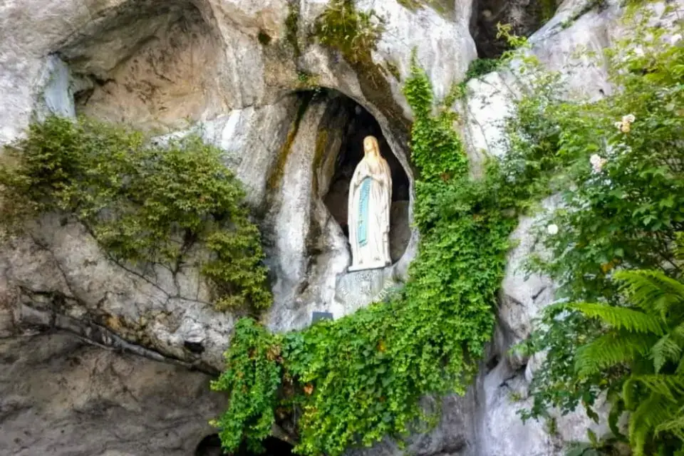 Gruta de Massabielle em Lourdes